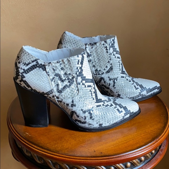 Kendall + Kylie snakeskin bottles size 8 - Picture 3 of 8